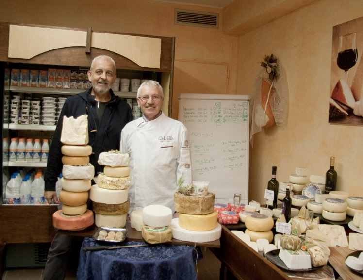 Da sinistra Raoul Ciappelloni, Mario Clelio Corradi. Numerosi formaggi finti di diverse forme e pezzature